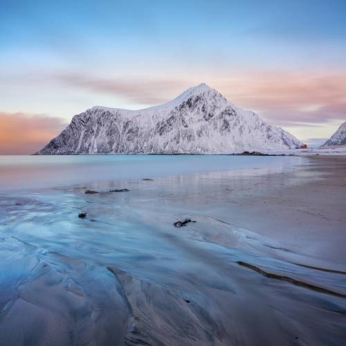 Slide 1 : ND1000 + ND64, temps de pose 7 minutes
Slide 2 : Sans filtre, temps de pose 0.4s

Même scène, même cadrage, même lumière.
La seule différence : l’utilisation de filtres ND.

Sans filtre, la vitesse d’obturation reste relativement rapide. L’eau conserve donc une texture agitée et détaillée.
Avec un ND1000 + ND64, la quantité de lumière qui entre dans l’objectif est fortement réduite. Cela permet d’allonger le temps de pose, et de transformer complètement le rendu de l’eau. La combinaison des deux correspond à un ND64000.

Résultat :
Les vagues disparaissent, rendant l’eau lisse.
Les algues bousculées par les vagues disparaissent également.
Les mouvements créent un effet de matière beaucoup plus graphique.
Les nuages s’étirent.
Les couleurs sont plus intenses, la lumière est magnifiée.

C’est exactement ce que permettent les filtres ND : contrôler le temps de pose même en plein jour pour modifier l’apparence du mouvement.
Ici les filtres permettent de passer d’une scène classique à une image beaucoup plus minimaliste et épurée, une vision plus artistique.

🪟ND1000 + ND64 Kase filters KW Révolution Magnétique 
📸 Hasselblad X2D II 100C • 35-100mm

@jeanphilippebellonphotography 

#kasefiltersglobal #kasefiltersfrance #hasselblad #nd1000 #teamkase