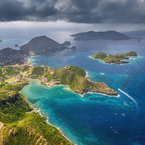 Aujourd’hui on retrouve notre ambassadeur @clement_v  dans le ciel guadeloupéen.
Pour cette prise de vue il a utilisé notre filtre CPL

🌊 Pourquoi utiliser un tel filtre ?
Sur cette photo aérienne, le filtre polarisant révèle tout ce que l’œil ne voit pas toujours.

✅ Reflets supprimés sur l’eau : les fonds marins et les dégradés apparaissent nettement.
✅ Couleurs plus denses : verts, bleus et contrastes naturels renforcés sans retouche.
✅ Horizon plus net : la brume est atténuée, les reliefs ressortent.

Un accessoire simple pour un rendu pro, que ce soit en drone ou au sol.
Essentiel pour les paysages, les scènes marines et les lumières difficiles.

Avez-vous testé nos filtres CPL ? 

📍Les Saintes - Guadeloupe
📷 Canon R5 + RF 15-35 mm
🎛️ f/10 • 800 ISO • 1/640 s
🪟CPL Kase

—
#teamkase #kasefilters #kasefiltersglobal #kasefiltersfrance #filtrecpl #aerialphotos #aerialphotoshoot
