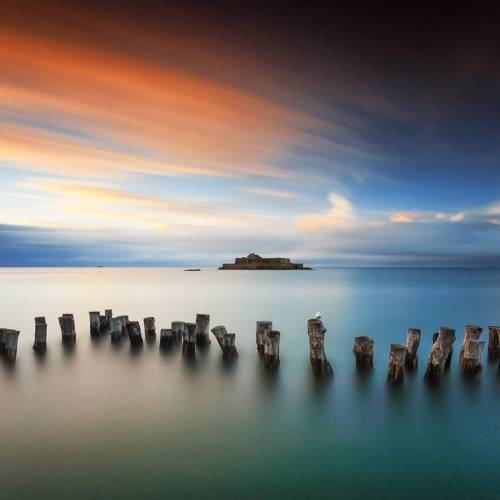 Sur cette prise de vue réalisée par @ludovic_lagadec_photographe la pose longue repose sur un réglage maîtrisé.

💠Vitesse lente pour lisser pour lisser l’eau et étirer les nuages
💠Ouverture ajustée pour conserver du détail et une bonne profondeur de champ
💠 ISO au minimum pour préserver la qualité d’image.

En plein jour, impossible d’atteindre ces temps de pose sans filtres ND. Les filtres Kase ND64, ND1000,... réduisent la lumière de 6 à 10 stops ou davantage, permettant de prolonger l’exposition sans
surexposition.

Résultat un image épurée, où le temps devient un élément graphique à part entière.

📍Saint-Malo, Bretagne,France 
🎛️ f/10 • 17mm • 191s • ISO100

#kasefiltersglobal #kasefiltersfrance #filtreskase #kasewolverine