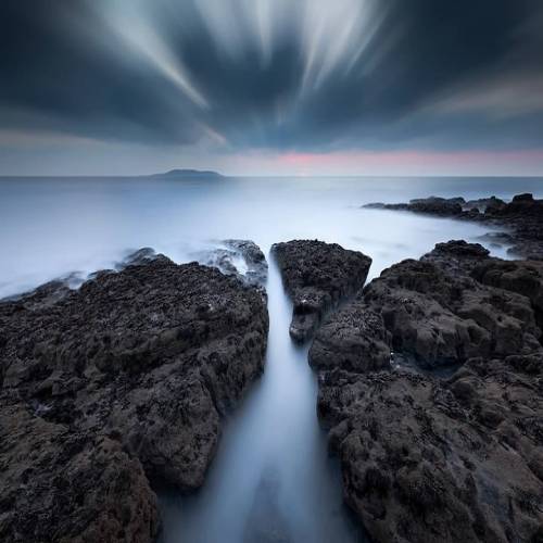 Dans cette scène côtière, les filtres jouent un rôle essentiel pour transformer le paysage : 

💠 le filtre ND permet de rallonger le temps de pose, adoucissant la mer et filant les nuages pour créer cette atmosphère éthérée.

💠 le filtre R-GND équilibre l exposition entre le ciel et l’avant plan rocheux, révélant chaque détail sans sacrifier la lumière.

On obtient une image à la fois puissante et apaisante où la technique disparaît derrière la beauté de la nature.

Merci @zdenekmalichlandscapes pour cette prise de vue inspirante.

📍Portmarnock beach, Dublin Irlande
📸 Canon 5D mk4
🎛️ f/11 • 200mm • 160s • ISO 50
🪟ND64 6stops • R-GND 0.9

—
#teamkase #kasefiltersfrance #kasefiltersglobal #longexposureshots #poselongue #filtreskase #filtrekase #ndfilter #gndfilters #rgndfilter