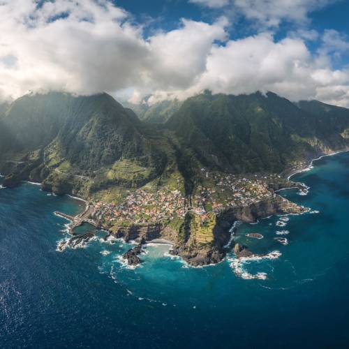 Ici nous parlons beaucoup pose longue, mais chez nous vous trouverez tout type de filtres ! Comme ici un filtre polarisant (CPL) pour drone Mavic 3 Pro utilisé par notre ambassadeur Clément Viala (@clement_v) à Madère.

Nos filtres sont parmi les meilleurs du marché, si ce n’est les meilleurs du marché. Les essayer c’est les adopter 😉 Ne vous trompez pas 😜

📍 Madère, Portugal
📸 Mavic 3 Pro @ 24mm
⚙️ F/4 • 100ISO • 1/200s
🪟 CPL for Mavic 3 Pro

Abonnez-vous pour plus d’images filtrées et plus de conseils sur l’utilisation des filtres.

#kasefilters #kasefiltersfrance @kaseglobal @kase_filters_global @fromwhereidrone @dronemperors @drone.globe @droneoftheday @landscapes_dronescapes #dronescape #droneoftheday #teamkase