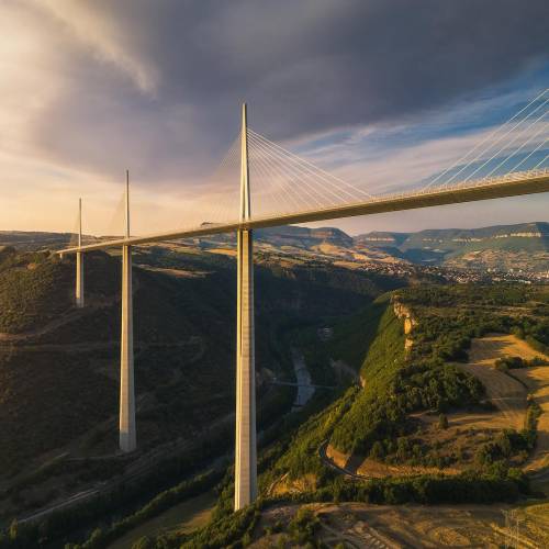 Un chef-d’œuvre d’ingénierie capture avec maîtrise et précision : le viaduc de Millau, baigné par une lumière dorée de fin de journée.
Grace au filtre CPL Kase, chaque nuance de lumière est parfaitement dosée: les hautes lumières sont adoucies, les textures sont nettes, les contrastes équilibrés, sans perte de détails ni aberration.

Ce type de filtre est indispensable pour la photographie en plein jour, surtout en drone, où la gestion de l’exposition doit être irréprochable.

Nos filtres Kase garantissent une fidélité colorimétrique, une robustesse incomparable et une absence totale de dominante, même en condition extrême.

📸 @jeanphilippebellonphotography 

—

📍 Viaduc de Millau, France
📸 DJI Mavic 3
🎛️ F/2.8• 24mm • 1/400s • 100ISO
🪟 CPL

#kasefiltersglobal #kasefiltersfrance #kaseglobal #djimavic3 #viaducmillau #droneshots #dronefilter