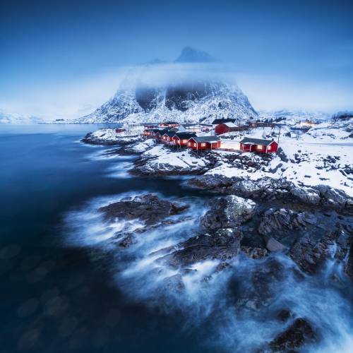Tout au long de la semaine prochaine, nous allons suivre notre ambassadeur @jeanphilippebellonphotography pour son workshop aux îles Lofoten. Pour cet événement nous lui avons envoyé de quoi équiper chacun de ses élèves avec des kits Armour et des kits KW Révolution magnétique. 

Ainsi il pourra présenter nos produits à ses élèves mais également nous proposer des petites vidéos de nos filtres en utilisation dans un des meilleurs endroits au monde pour la pose longue ! N’oubliez pas d’activer les notifications pour ne rien louper de cette semaine folle qui arrive !

Pour en revenir à cette photo, il s’agit du célèbre village d’Hamnøy au sud des îles Lofoten. Ici une pose longue réalisée avant le lever du soleil et bien avant l’arrivée en masse des photographes. Les îles Lofotens sont moins surpeuplées que l’Islande mais il y a quelques endroits (à certains moments de la journée) où vous croiserez bon nombre de photographes.

Êtes-vous déjà allé aux Lofotens ?

📍 Hamnøy, Norvège 
📸 Canon R5 + 12mm Laowa
🎛️ F/8 • 12mm • 75s • 100ISO
🪟 ND16 + GND 0.9

Tagguez vos posts avec #teamkase pour être repartagé ou identifiez-nous.
Abonnez-vous pour plus de contenu en lien avec la filtration.
Bonne journée 🤗

—
#kasefilters #kase #kasefiltersfrance #teamkase @kase_filters_global @kaseglobal @norway @visit_lofoten @visitnorway @lofoteninfo
