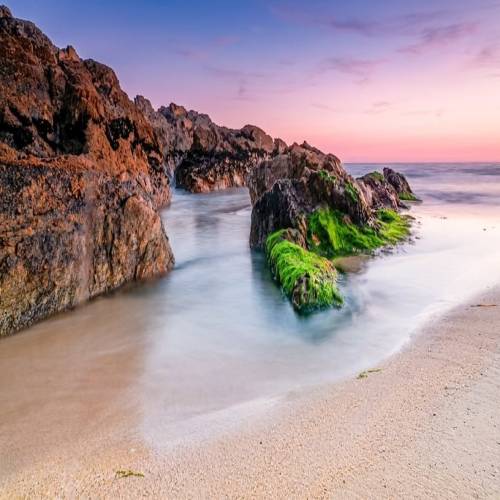 La pose longue ne sert pas seulement à lisser l’eau : elle permet de transformer la lecture d’un paysage.

Sur cette scène, le mouvement des vagues disparaît progressivement pour laisser place à une surface plus douce, qui met davantage en valeur les rochers, les textures et les couleurs du ciel. 

Le paysage devient plus calme, plus épuré et plus graphique.

En réduisant la lumière avec un filtre ND, il devient possible d’allonger le temps de pose et de révéler une ambiance que l’œil ne perçoit pas naturellement.

Bravo @euronabab pour la prise de vue !