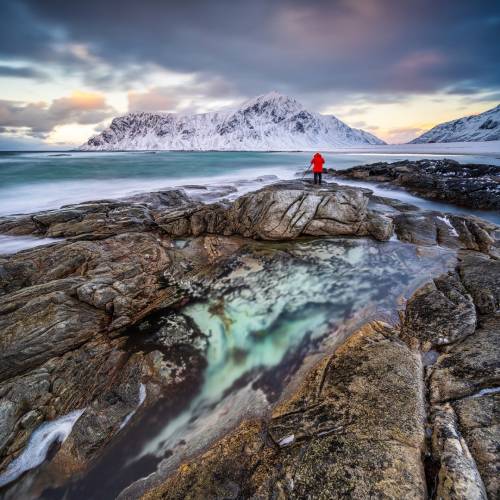 Aujourd’hui nous vous emmenons en Norvège, sur les îles Lofoten et avec notre ambassadeur @jeanphilippebellonphotography 🤩

Sur la plage de Flakstad, un endroit génial pour pratiquer la pose longue. Ici 3 filtres ont été utilisés : un ND64 pour allonger le temps de pose, un GND (dégradé) pour assombrir et rééquilibrer l’exposition du ciel et un CPL (polarisant) pour la transparence de l’eau au premier plan.

Il faut imaginer que l’eau dans la cavité du premier plan tournoyait dans un flux continu. Sans pose longue il était impossible de voir au travers. La pose longue couplée au filtre polarisant a permis d’obtenir cette transparence.

📍Plage de Flakstad • Norvège
📸 Canon R5 • 12mm Loawa
🎛️ F/16 • 13s • 100ISO • 12mm
🪟 Armour Holder • ND64 • GND 0.9 + CPL

Abonnez-vous à @kasefiltersfrance pour voir de belles images, obtenir des informations sur les prises de vues et l’utilisation des filtres.

Tagguez vos photos avec #teamkase où identifiez nous pour être repartagé. N’oubliez pas de détailler le matériel utilisé 😉

#longexposure #kasefilters #kasefiltersfrance #norway #lofoten @visit_lofoten @kase_filters_global @kaseglobal #poselongue #ndfilter @world_longexposure @longexposure_daily @longexposure_shots
