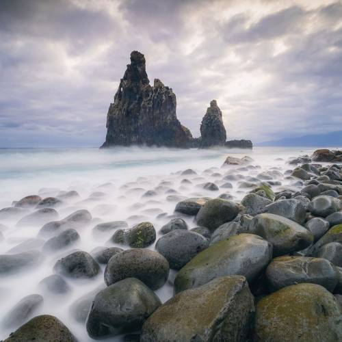 Notre ambassadeur @clement_v nous emmène à Porto Moniz sur l’île de Madère aujourd’hui. 

L’île de Madère regorge de spots pour faire de la pose longue, des cascades, des plages de galets, tout y est.

📍 Porto Moniz, Madère, Portugal
📸 Canon R5 • 15-35 RF 2.8
🎛️ F/13 • 15mm • 5s • 100ISO
🪟 CPL + ND64 + GND0.9

Suivez-nous pour plus d’exemples de pose longue accompagnés des exifs et des filtres utilisés.

Tanguez vos photos avec #teamkase ou identifiez-nous pour être repartagé.

#teamkase #teampanajou #madeira #longexposure #long_exposure

@kasefilters_portugal 
@kasefilterswitzerland 
@visitmadeira 
@madeira_islands