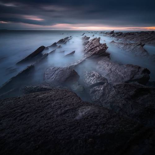 👋 ¡Ola! Attention les yeux ! Aujourd’hui nous vous partageons cette sublime photo de Richard Toribio (@richard_toribio10) !

Cette photo, sur la côte nord espagnole, est à couper le souffle. Si vous aimez la pose longue, vous ne pouvez pas en apprécier cette photo (oui cette phrase est incompréhensible).

Pour ce qui est matériel, on est sur un combo classique en pose longue : Un reflex, un ND64 et filtre dégradé ND8 (0.9) et un temps de pose d’une minute environ. Le rendu est optimal avec cet aspect vaporeux et ces roches si particulières de la région de Bilbao.

Bravo @richard_toribio10 pour cette magnifique photo 👏

📍 Meñakoz, Bilbao, Espagne
📸 Nikon D750 + IRIX 15mm f/2.4
🎛️ f/16 • 15mm • 59.7s • 100ISO
🪟 ND64 + GND8

#teamkase #kasefilters #longexposure #longexpo #espana #bilbao @kasefiltersfrance @kase_filters_global @kaseglobal @kasefilters_portugal @kasefiltersmexico @longexposure_shots @longexposure_daily @longexpocollection @spainexplore @bilbaoturismo @bilbaoforever