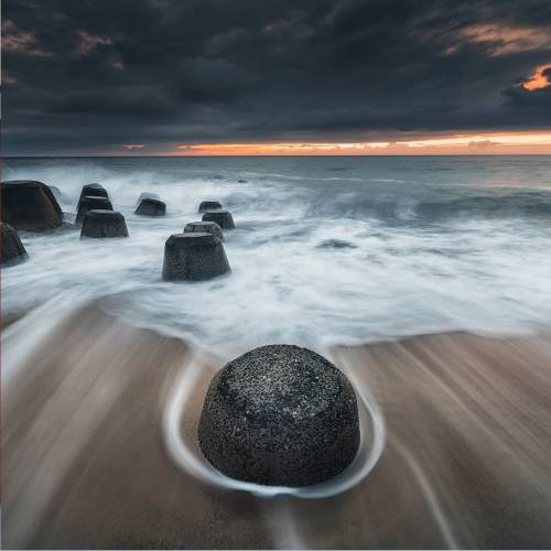 Suivons Robert Freytag @robert.freytag.landscapes qui nous emmène sur l’île de Sylt pour cette sublime photo.

Dans notre dernier post, nous vous parlions du filtre GND, en voilà le parfait exemple, il n’y a rien d’autre que ce filtre qui permet d’équilibrer l’exposition entre le ciel et sol et d’allonger légèrement le temps de pose. 

Le timing est parfait, bravo Robert, c’est très bien réalisé.

📍 Sylt, Allemagne
📸 Fujifilm GFX100II + 20-35
🎛️ 20mm • 1.5s • 100ISO
🪟 Porte filtre Armour + GND 0.9

Tagguez vos posts avec #teamkase pour être repartagé ou identifiez-nous.
Abonnez-vous pour plus de contenu en lien avec la filtration.
Bonne journée 🤗

—
#kasefilters #kase #kasefiltersfrance #teamkase @kase_filters_global @kaseglobal