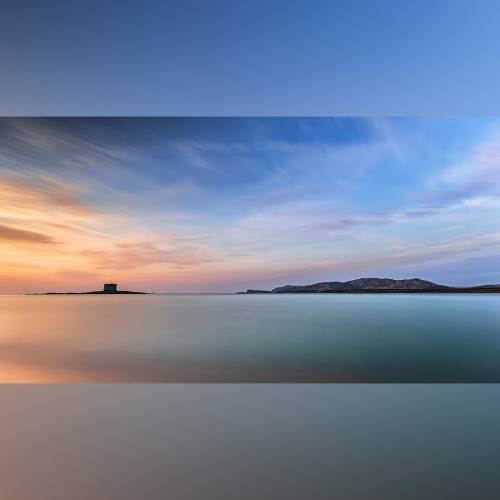 Bienvenue sur l’une des plages les plus emblématiques de Sardaigne, où l’eau se transforme en soie et le ciel en pinceau de couleurs !
Cette prise de vue réalisée par @guiguichch est le parfait exemple de ce qu’une longue exposition peut accomplir même en plein jour.
💡Le secret ? Notre filtre Wolverine Armour ND1000 !
Grâce à sa densité ce verre optique d’une neutralité parfaite a permis de ralentir la vitesse d’obturation de manière drastique.
Le résultat : une eau calme et miroitante, accompagnée d’un mouvement onirique dans les nuages, tout en préservant les couleurs vibrantes du coucher de soleil.
Vous aussi repoussez les limites de la photo de paysage avec les filtres Kase !
📍La Pelosa, Sardaigne
📸 Canon R6 mk2
🎛️ f/11 •16mm • 120s • ISO100
🪟ND1000
#kasefiltersfrance #kasewolverine #nd1000 #teamkase #kaseglobalfilters #longexposhots