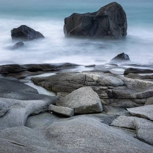 Entre la texture minérale des rochers et le mouvement de la mer, chaque filtre joue ici un rôle précis.

💠Le porte-filtres Kase K9 permet de combiner facilement plusieurs filtres.
💠Le polarisant réduit les reflets et révèle davantage les détails des surfaces humides.
💠Le ND64, avec ses 6 stops de réduction, allonge le temps de pose pour adoucir les vagues et créer ce contraste entre la roche immobile et l’eau en mouvement.

Une combinaison complète pour mieux maîtriser la lumière et construire l’image directement sur le terrain.

📸 @florian_warneck_forografie
🪟support filtre Kase K9 • CPL • ND64

#kasefiltersglobal #kasefiltersfrance #ndfilter