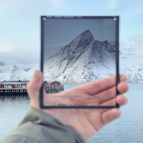 📸 Le Filtre GND : Bien plus qu’un outil pour la pose longue ! 🌅

Si tu penses que le filtre GND (Graduated Neutral Density) ne sert qu’aux poses longues, détrompe-toi ! Ce petit bijou est un allié précieux pour équilibrer l’exposition, même en prise de vue classique.

👉 Pourquoi l’utiliser ?
En photo de paysage, l’écart de luminosité entre le ciel et le sol est souvent trop important. Résultat : soit ton ciel est cramé, soit ton premier plan est trop sombre. C’est là que le filtre GND intervient en assombrissant uniquement la partie haute de l’image, pour une exposition parfaitement équilibrée, sans avoir à bidouiller en post-prod.

👉 Pose longue ou pas, ça change quoi ?
On l’associe souvent aux poses longues pour éviter un ciel surexposé, mais il est tout aussi utile pour les photos classiques ! Imagine un coucher de soleil flamboyant : avec un GND, tu préserves tous les détails du ciel et du paysage en une seule prise, sans HDR ni retouches complexes.

🧐 Sur l’image ci-dessus, la différence est flagrante !
À gauche et à droite, sans filtre : le ciel est très clair. Au centre, avec le GND : l’équilibre est parfait  et donne du caractère à la prise de vue en assombrissant la montagne.

🚀 Astuce : Pour un rendu naturel, choisis un dégradé doux et ajuste l’orientation du filtre selon ta composition.

Et toi, tu l’utilises déjà en prise de vue classique ? 🤔👇
