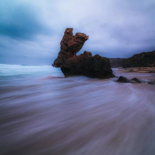 💨 On entamme le week-end avec une vague de fraîcheur.

Cette superbe image signée @therealbestone nous transporte en Australie, où le vent, l’écume et la roche se rencontrent dans une harmonie brute.

Grace à une pose longue parfaitement maîtrisée et l’utilisation de nos filtres Kase, le mouvement de l’eau devient une texture douce et fluide, contrastant avec la force minérale du premier plan.

Une belle démonstration de la puissance créative de la pose longue, quand elle est accompagnée des bons outils. 😉

📍 Australie
📸 Sony a7III
🎛️ F/7.1• 16 mm • 1/3s • 100ISO
🪟 Wolverine Revolution + CPL + ND64