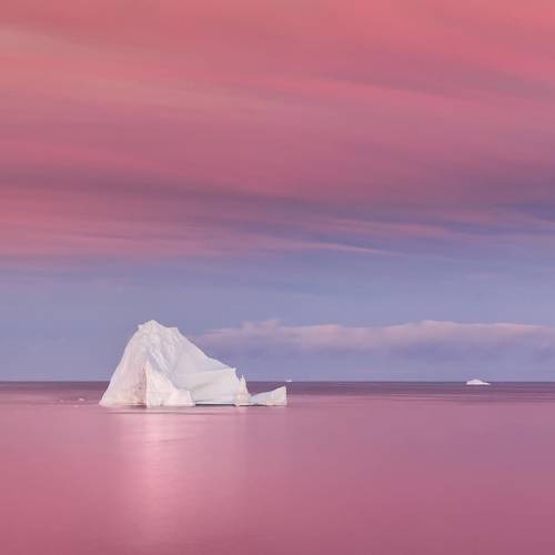 ✨Quand la technique et la lumière s’unissent ✨
Sous les ciels roses du Groenland, un ciel immobile flotte sur une mer lissée par le temps.
Le secret derrière cette douceur ?

💠 un filtre ND pour prolonger la pose et adoucir chaque mouvement de l’eau.

💠 un filtre GND pour équilibrer la luminosité intense du ciel polaire avec la blancheur délicate de la glace.

Ensemble ils révèlent la palette naturelle de la scène, sans trahir ses couleurs, pour un rendu à la fois précis et onirique.

Résultat : Une image où la technique disparaît derrière la beauté pure du moment.

Un grand merci à @manfred.zobrist.landscapes pour cette vision suspendue.

📍Qeqertarsuaq,  Groenland 🇬🇱
📸 Fuji GFX100
🎛️ f/16 • 100mm •60s • ISO100
🪟ND 3.0 et GND 0.9

—
#teamkase #kasefiltersglobal #kasefiltersfrance #longexposures #groenland #icebergs #naturephotos #longexposurephotography #longexposhots #ndfilter #gndfilter #kasendfilters #kasegndfilters