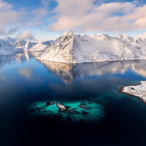 Le saviez-vous 💡chez Kase nous produisons également des filtres pour drone.

Nous avons des CPL (polarisant), des filtres ND (pour la vidéo principalement) et des ND polarisés, dits ND/PL. C’est d’ailleurs un ND/PL qu’à utilisé notre ambassadeur sur cette photo.

KASE : Mais alors, pourquoi utiliser un ND en photo de drone ? Nous avons posé la question à @jeanphilippebellonphotography .
JPB : « J’ai commencé à utiliser les filtres ND/PL à l’époque du Mavic 2 Pro. Je n’envisage pas la photo en drone sans polarisant. J’ai utilisé les ND polarisés car le Mavic 2 Pro était très bon à f/2.8, pleine ouverture, mais devenait sensiblement moins bon dès que l’on fermait. Utiliser un ND/PL me permettait de rester à pleine ouverture et d’avoir une vitesse d’obturation assez basse pour avoir un côté plus doux à la prise de vue et moins figer les paysages marins ».

KASE : Mais aujourd’hui tu es sur le Mavic 3 Pro, est-ce que les contraintes sont les mêmes ? La pleine ouverture tout le temps ?
JPB : « Non, le Mavic 3 Pro a un capteur 4/3 et se comporte exactement comme un objectif normal monté sur un capteur d’appareil. C’est à dire qu’il est moins bon à pleine ouverture et qu’il commence à devenir meilleur en fermant de 2 stops. Mais je continue d’utiliser les ND/PL car ça me permet de garder une vitesse d’obturation assez basse. L’ouverture varie de 2.8 à 11 sur le Mavic 3, mais il est réellement bon uniquement de 4 à 5.6. Le plage d’ouverture est faible si on veut une vitesse d’obturation entre 1/50 et 1/250s ».

KASE : Pourquoi rester sur des valeurs assez basses pour la vitesse ?
JPB : «  Pour le rendu tout simplement. Une photo de paysage marin à 1/100s est beaucoup plus belle qu’à 1/2000 surtout lorsqu’il y a du clapot et donc beaucoup de reflets disgracieux. De plus, je trouve la polarisation beaucoup plus forte lorsque la quantité de lumière est atténuée par le ND, cela modifie grandement le rendu de la photo. Et VL est un rendu que j’apprécie ».

Voilà, nous espérons que vous en avez appris sur l’utilisation des filtres ND en photo aérienne. C’est un sujet peu abordé, souvent cloisonné entre la photo et la vidéo.

Abonnez-vous pour plus d’astuces 😉 #teamkase